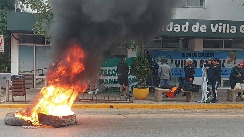 
Así protestaron los recolectores de residuos en las inmediaciones de la Municipalidad de Villa Gesell. 