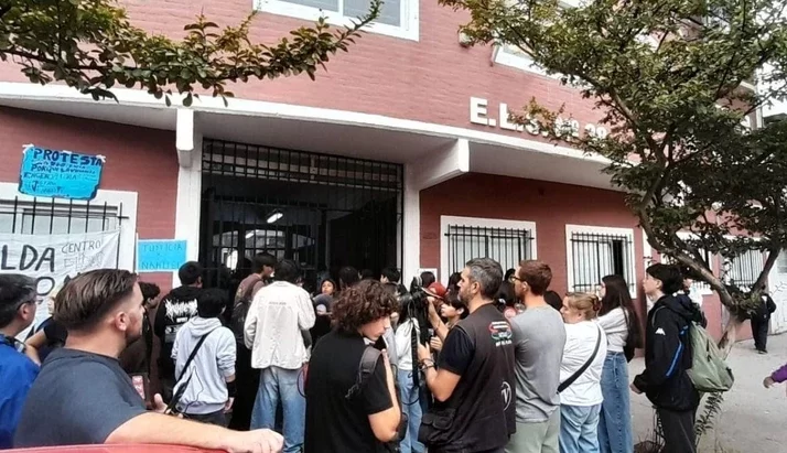 
Familiares y estudiantes de la Escuela Secundaria N°38 de Mar del Plata se congregaron en las inmediaciones de la institución para reclamar medidas para frenar la violencia en las escuelas.