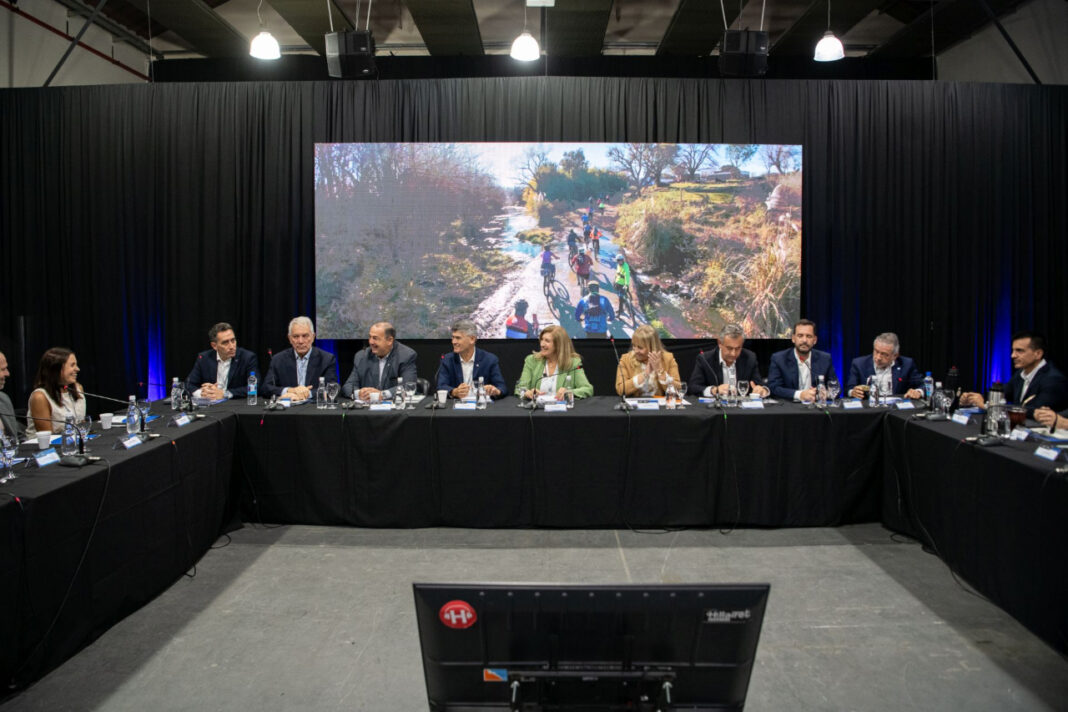 El platense Julio Alak participó del 2° encuentro nacional de intendentes de capitales provinciales, desde donde cuestionó el ajuste de Javier Milei.