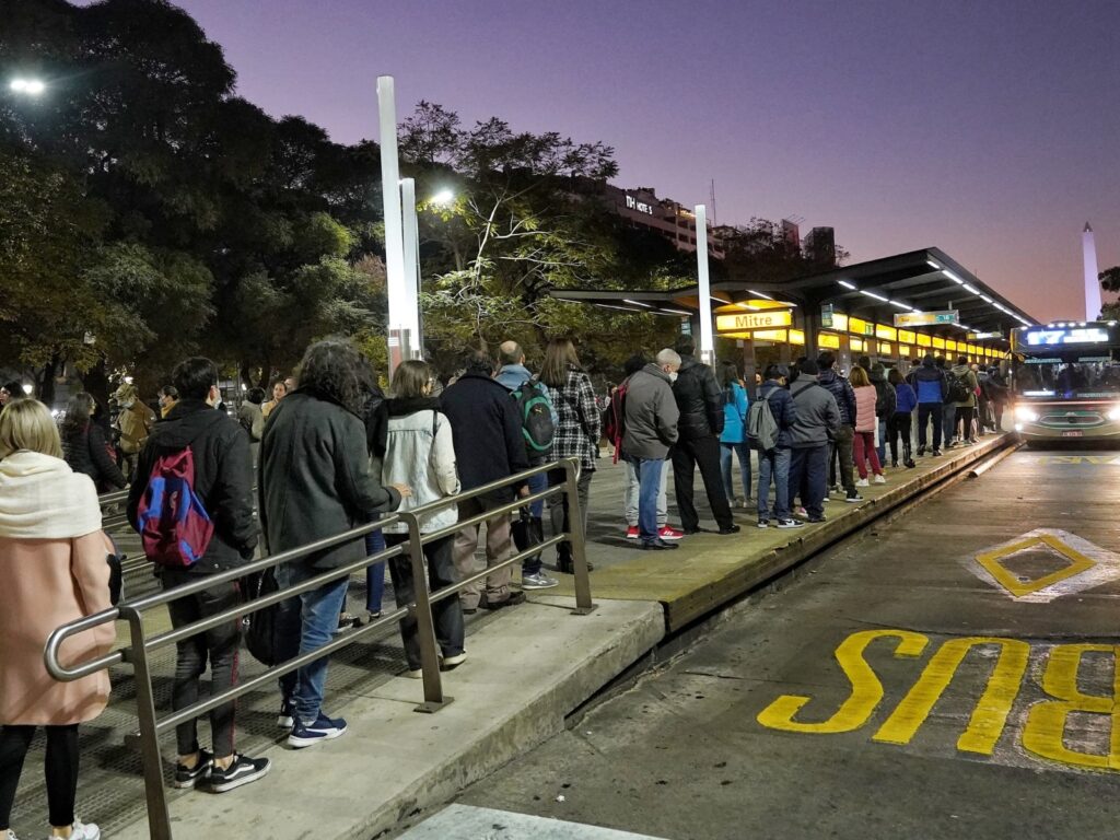 La reducción de frecuencia de los colectivos en el AMBA generará largas filas y hacinamiento dentro de las unidades de transporte.