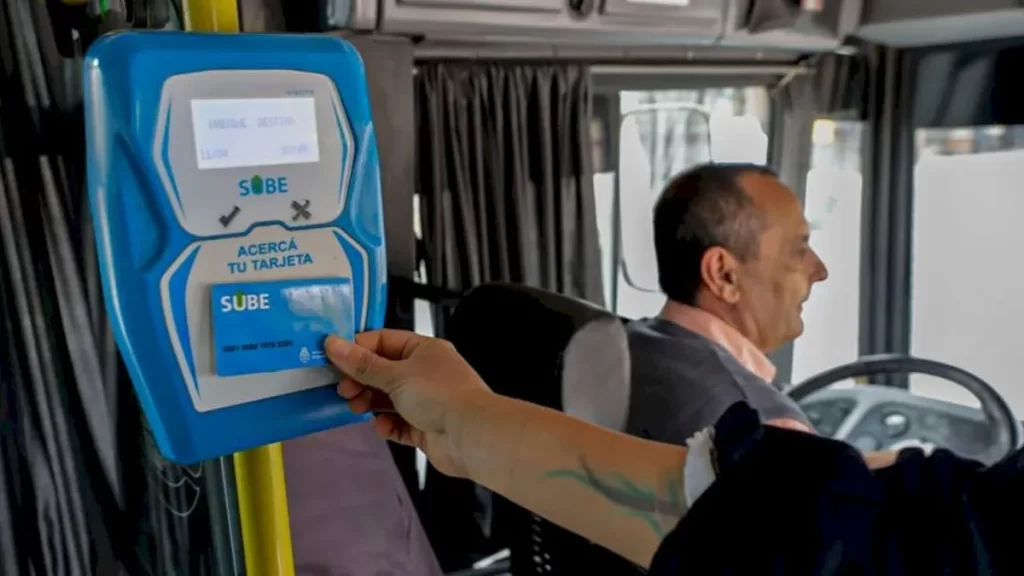 En paralelo a la reducción de frecuencia de los colectivos anunciada por las empresas, el Gobierno autorizó un nuevo aumento en el boleto.