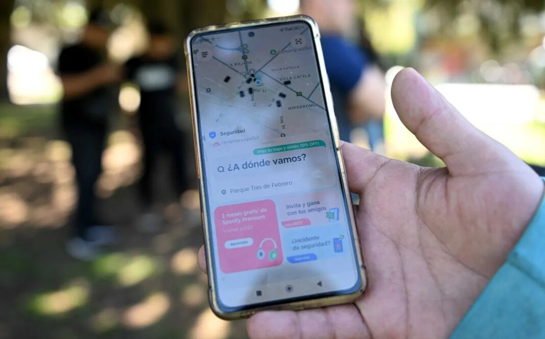 El diputado libertario Oscar Liberman presentó un proyecto para flexibilizar el funcionamiento de las apps de transporte en la provincia y limitar controles municipales.