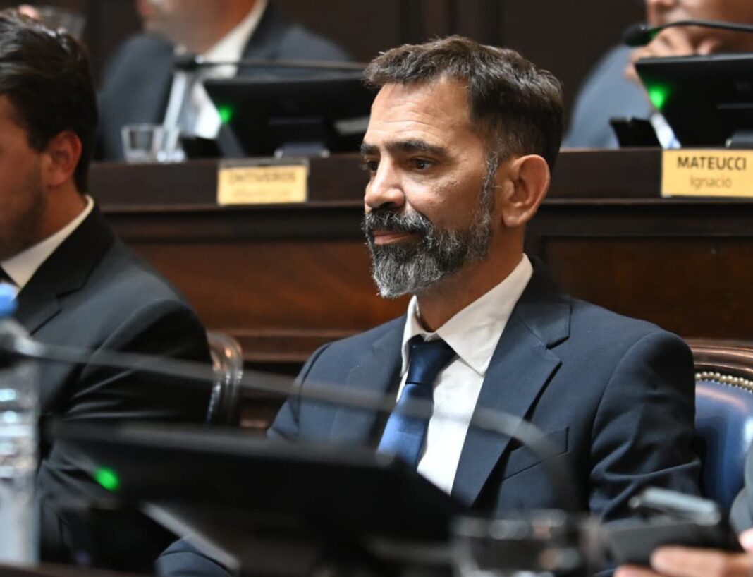 El diputado bonaerense de La Libertad Avanza, Juan Osaba, apuntó contra Julio Alak tras el reclamo por fondos que le hizo al gobierno de Javier Milei.