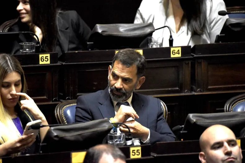 
Juan Osaba, el diputado platense de La Libertad Avanza, no dejó pasar los cuestionamientos de Alak a Milei y salió al cruce del jefe comunal. 
