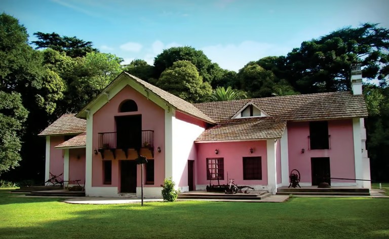El predio del Bosque Encantado, abarca el antiguo casco de la Estancia Santa Narcisa, hoy Museo de las Estancias, que combina valor histórico con biodiversidad en el distrito.
