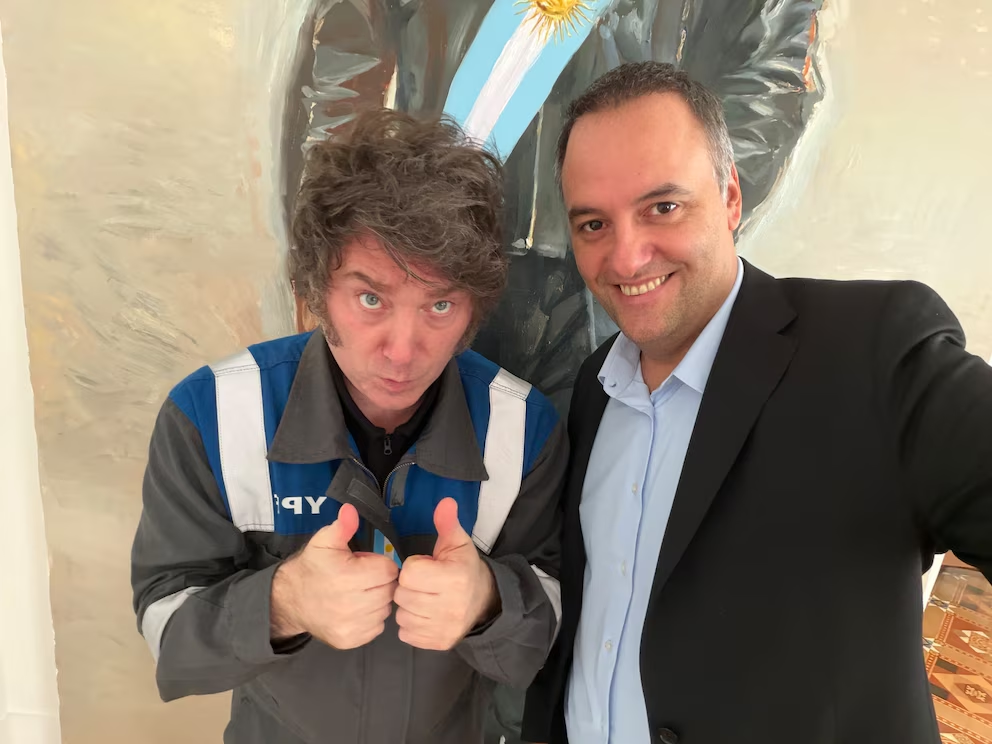 En medio de los escándalos de corrupción, el presidente Javier Milei recibió este miércoles en la Quinta de Olivos al jefe de Gabinete, Manuel Adorni, para desactivar los rumores de renuncia. 