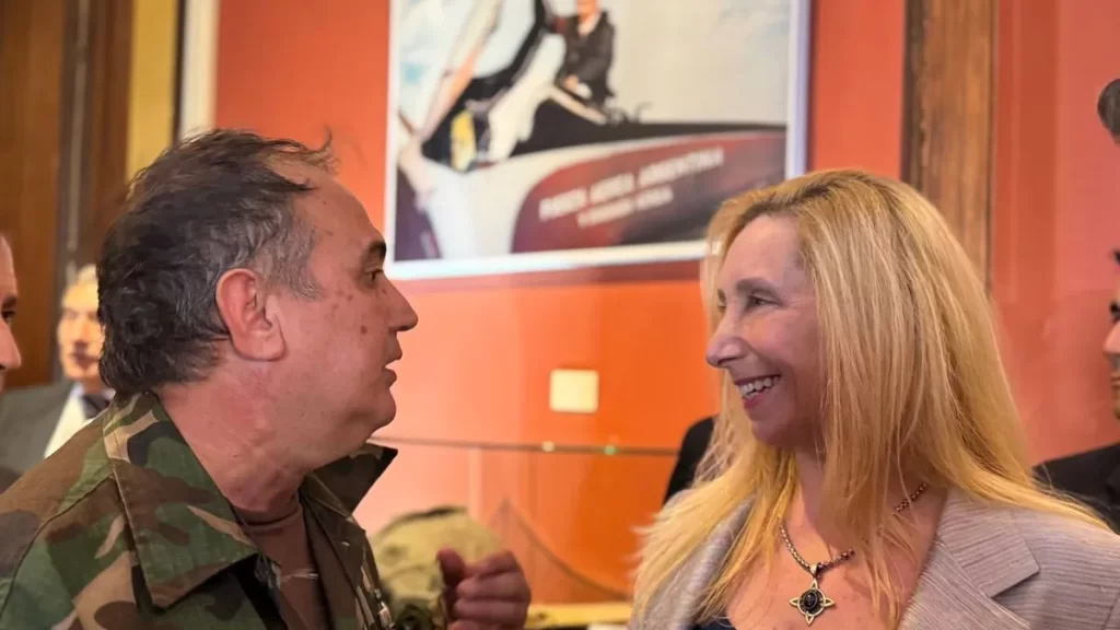 
Milei firmó un decreto para que en 2027 su hermana le otorgue una distinción a los héroes de Malvinas. 