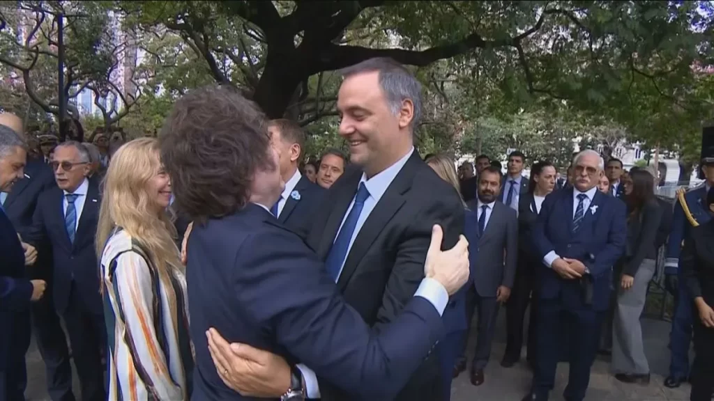 Milei abrazó a Adorni frente a las cámaras en el acto por Malvinas y dejó una señal de respaldo político en medio de las tensiones internas del Gobierno.