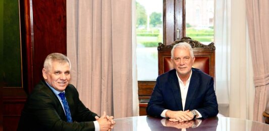 El intendente de Chivilcoy, Guillermo Britos, se reunió con su par de La Plata, Julio Alak. Ambos coincidieron en que Nación debe crear un nuevo Pacto Fiscal con los municipios.