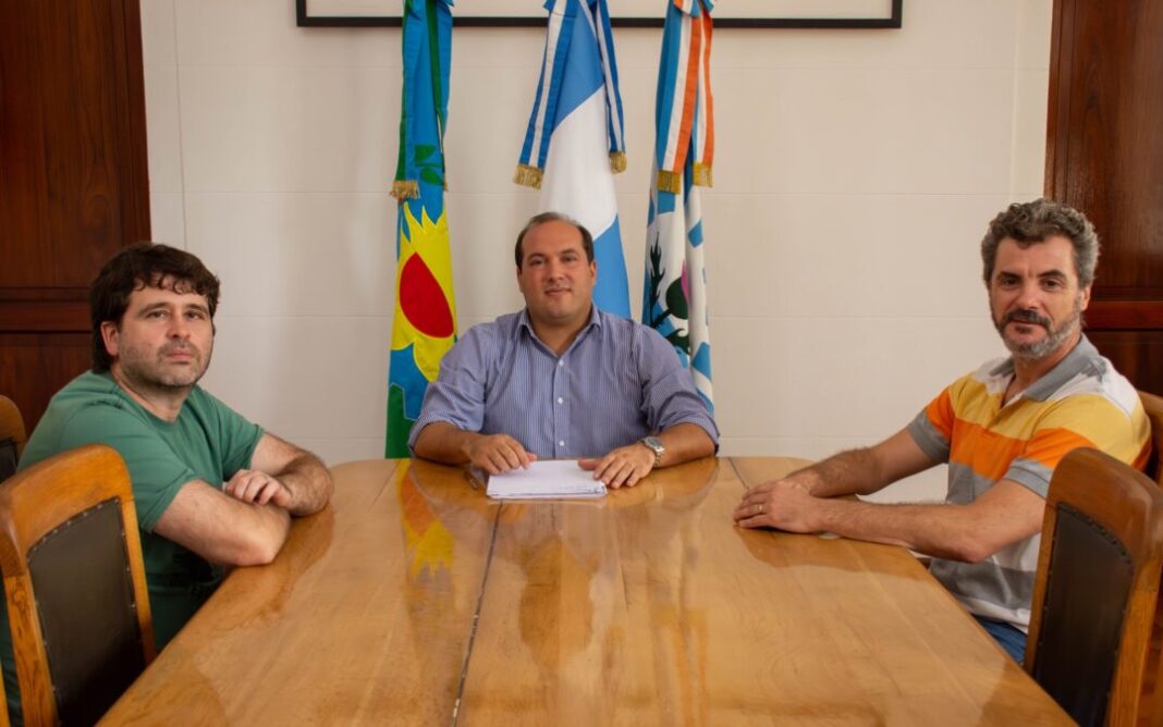 El intendente de Trenque Lauquen, Francisco Recoulat, mantuvo una reunión con el escritor Martín Ramírez Barrios por el libro que recopila la historia de los 150 años del municipio.