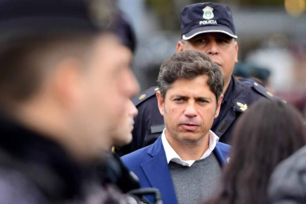 
Con al menos seis meses de atraso, Kicillof oficializó el aumento salarial para la policía y los agentes del Servicio Penitenciario Bonaerense. 