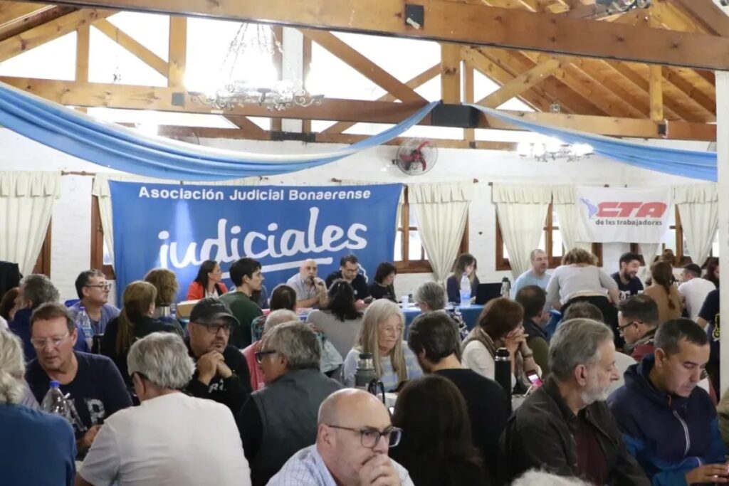 
La Asociación Judicial Bonaerense (AJB) convocó una nueva jornada de protesta en las 20 departamentales de la provincia de Buenos Aires. 