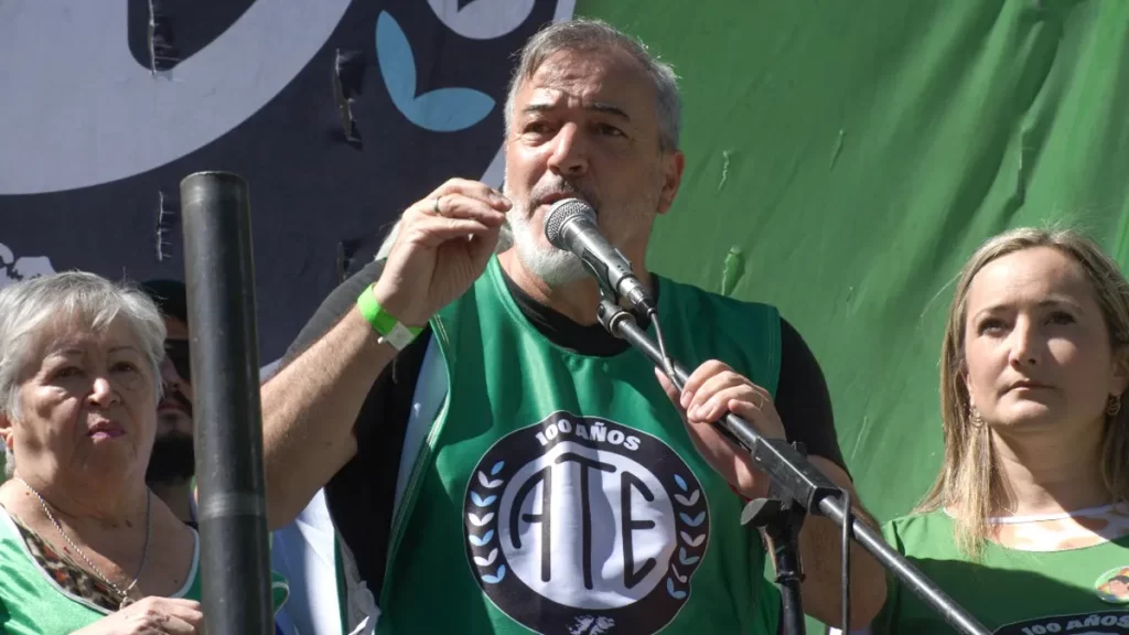 El titular de ATE, Rodolfo Aguiar, impulsa la protesta nacional para reclamar igualdad en el acceso a créditos del Banco Nación.
