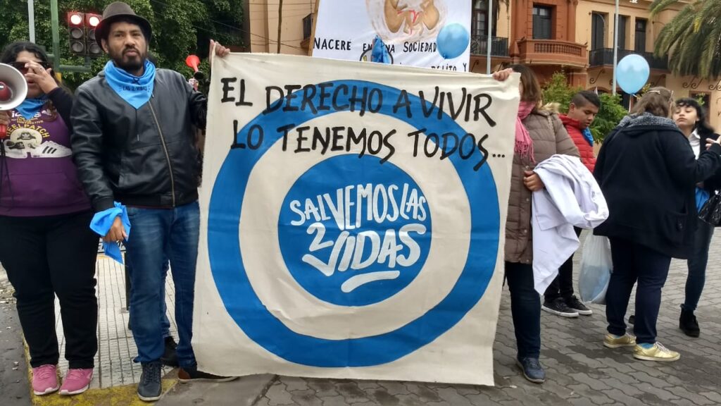 
El diputado de Derecha Popular, Juan Esper, retomó la iniciativa para derogar la ley de aborto legal en la provincia de Buenos Aires: "Toda vida vale". 