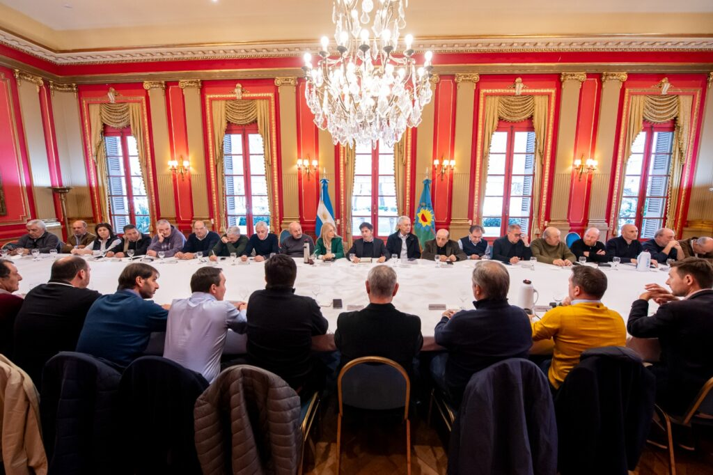 El Fondo de Emergencia y Fortalecimiento de la Inversión Municipal prevé transferencias a los 135 distritos con un esquema combinado entre reparto automático y programas provinciales.