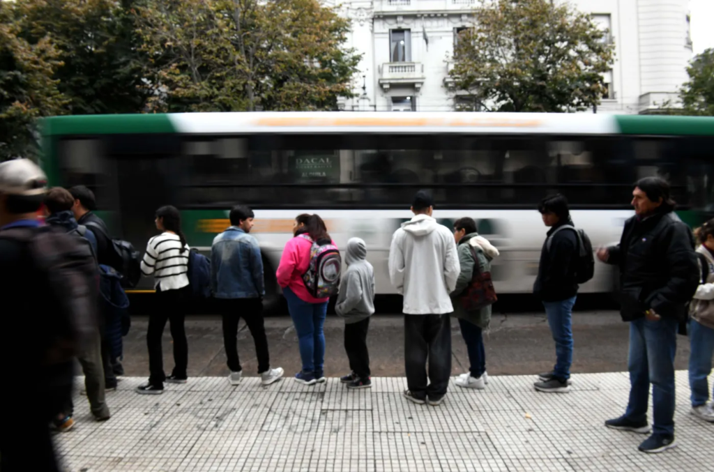 El diputado bonaerense, Fabián Luayza, cuestionó este lunes el recorte en la frecuencia de colectivos del AMBA, por el aumento de los combustibles, y advirtió por su impacto social. 