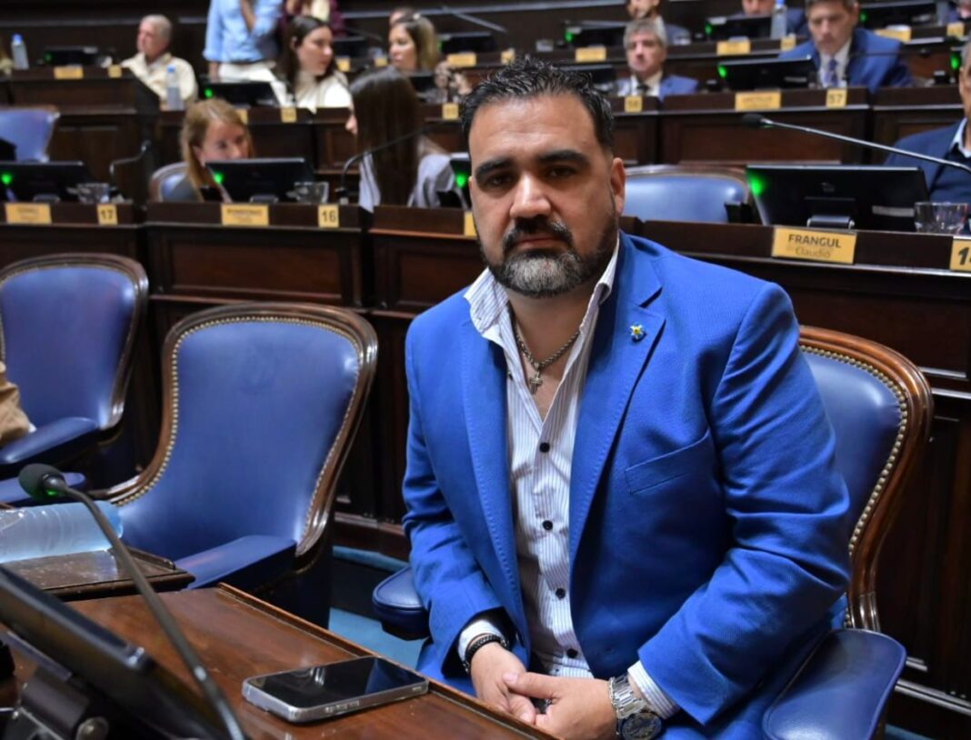 El diputado bonaerense, Fabián Luayza, este lunes cuestionó el recorte en la frecuencia de colectivos del AMBA por el aumento de los combustibles y advirtió por su impacto social.