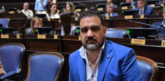 El diputado bonaerense, Fabián Luayza, este lunes cuestionó el recorte en la frecuencia de colectivos del AMBA por el aumento de los combustibles y advirtió por su impacto social.