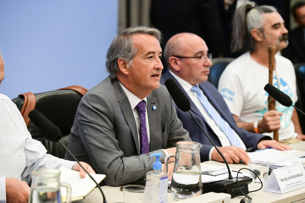 El oficialismo buscará este martes dictaminar la reforma de la Ley de Glaciares para llevarla al recinto y sancionarla el miércoles. 