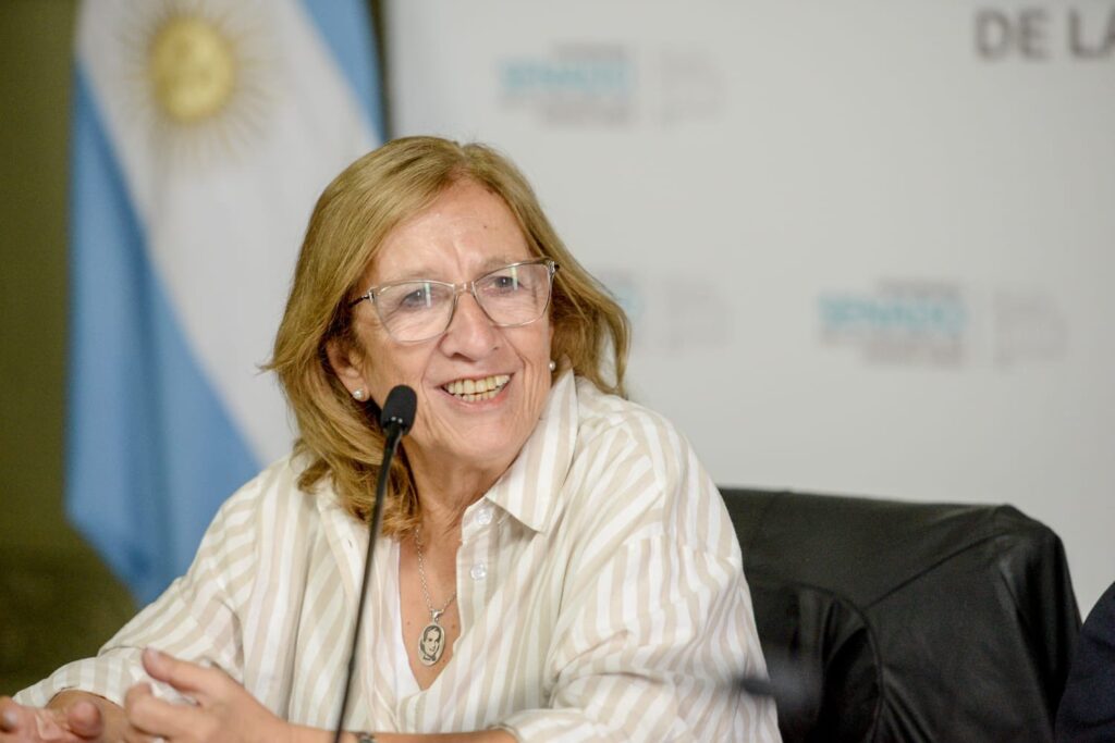 La senadora bonaerense de Fuerza Patria, María Rosa Martínez, encabezó la reunión por ludopatía juvenil en la Cámara alta.