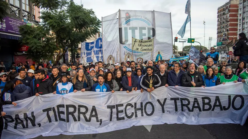 Organizaciones sociales cortan rutas y accesos en todo el país contra la decisión del Gobierno de eliminar el programa Volver al Trabajo.