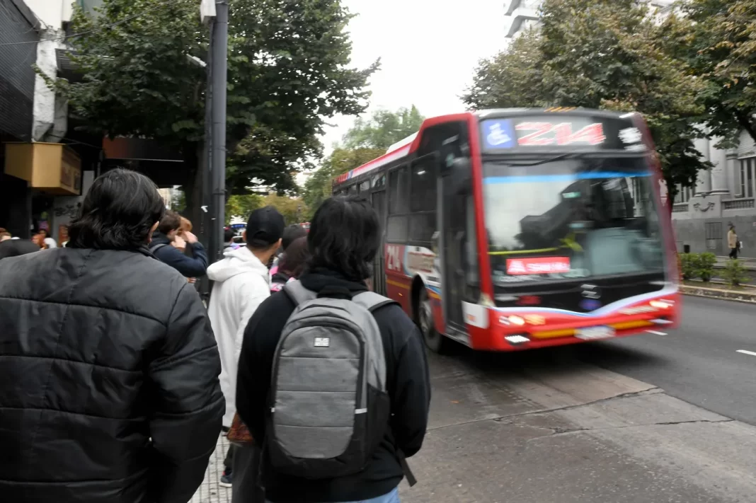 Tras la reducción del 30% de la frecuencia, las empresas de transporte que operan en el AMBA advirtieron que podrían suspender el servicio de colectivos.