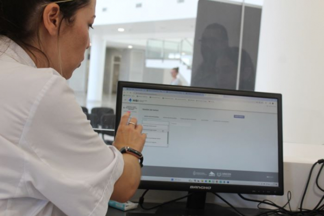 El Colegio de Médicos bonaerense advirtió sobre la precarización laboral en plataformas digitales y reclamó honorarios mínimos éticos para las consultas virtuales.