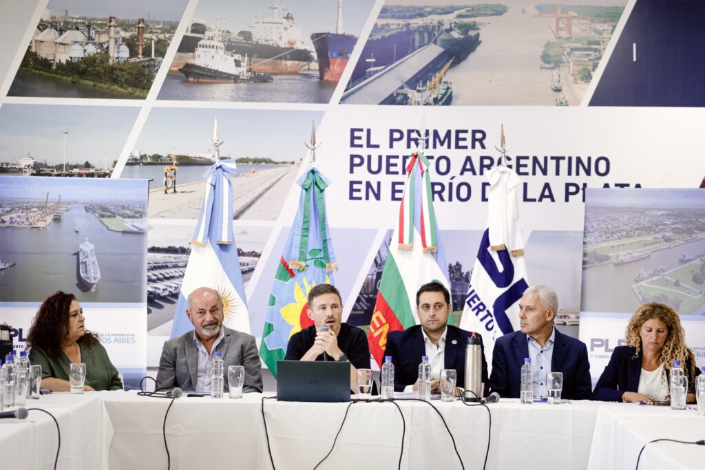 Funcionarios bonaerenses e intendentes de la región participaron de la presentación del Plan Quinquenal 2025-2029 del Puerto La Plata.
