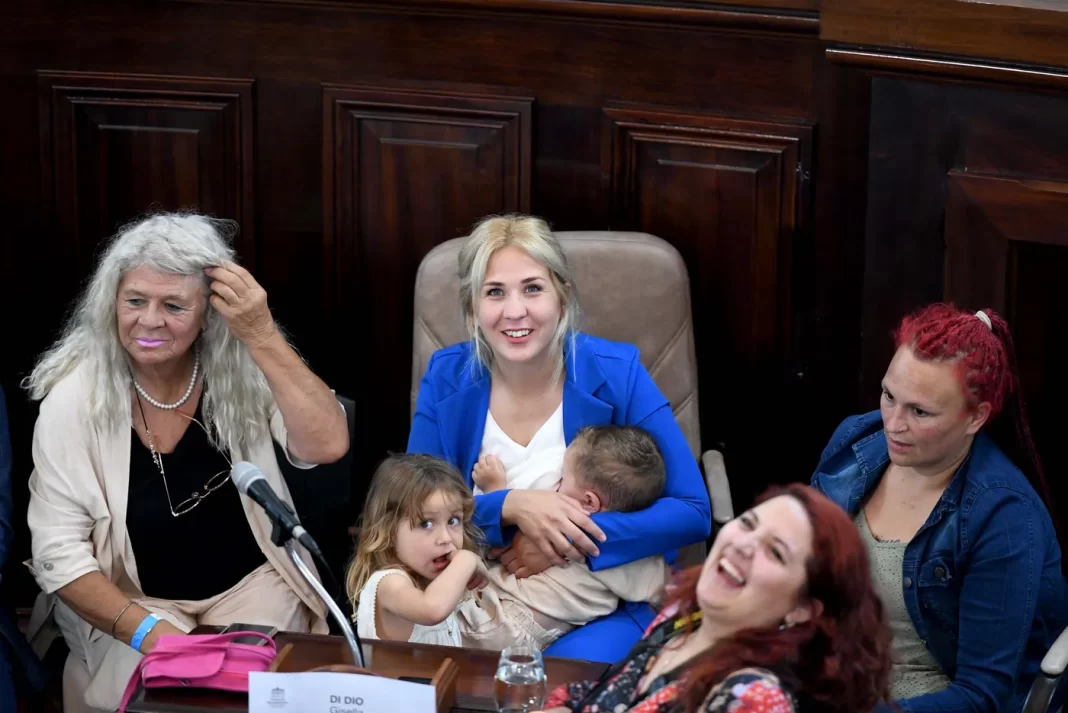 La diputada bonaerense de Fuerza Patria, Ayelén Rasquetti, busca incorporar licencias por maternidad, paternidad y adopción en los Concejos Deliberantes.