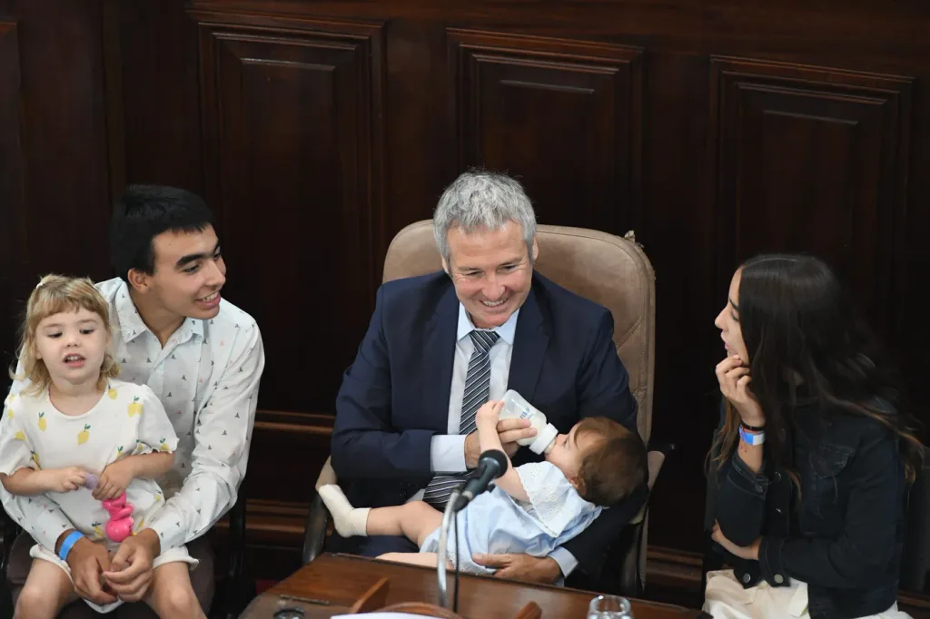 La diputada bonaerense de Fuerza Patria, Ayelén Rasquetti, busca incorporar licencias por maternidad, paternidad y adopción en los Concejos Deliberantes. 