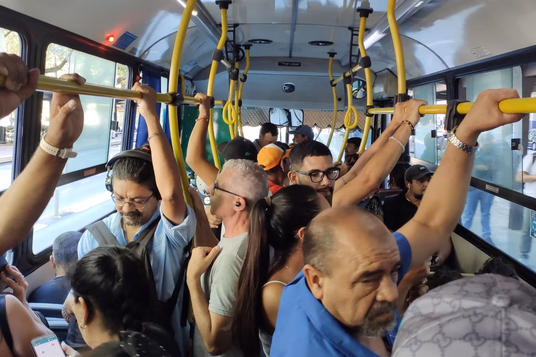 El Gobierno convocó a una reunión con la UTA para abordar el conflicto por la reducción de servicios que afecta a miles de usuarios en el AMBA.