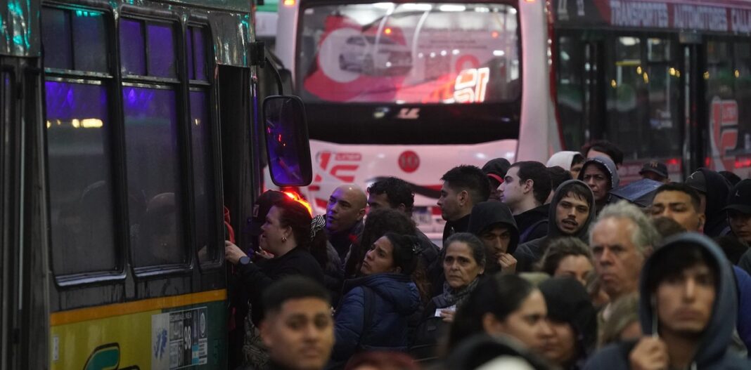 Las cámaras empresariales informaron que comenzarán a pagar las deudas en subsidios, por lo que en los próximos días se regularizará el servicio de transporte en el AMBA.