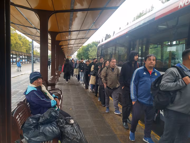 Tras cuatro días de filas interminables para tomar el colectivo, las cámaras empresariales advirtieron que en los próximos días comenzará a normalizarse el servicio en el AMBA. 