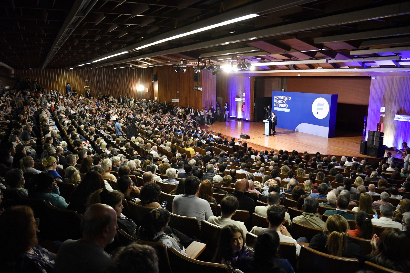 Axel Kicillof volvió a pisar territorio porteño para lanzar un nuevo espacio vinculado al Movimiento Derecho al Futuro.
