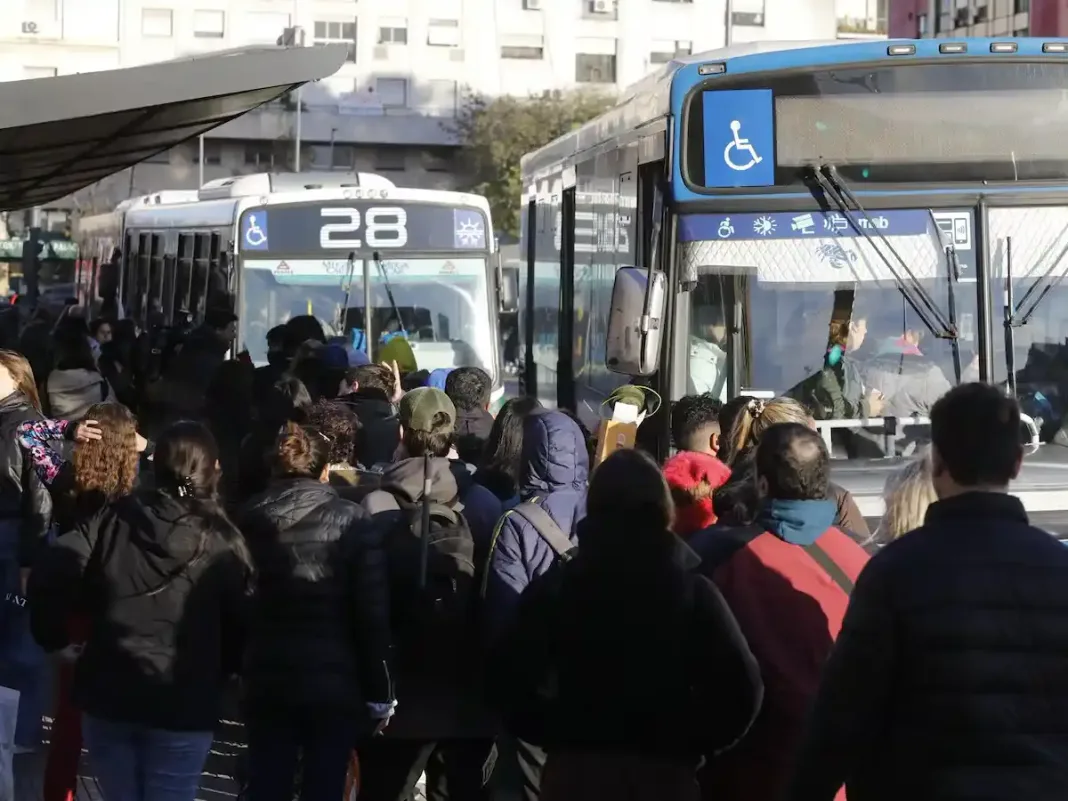 Los colectivos siguen con servicio reducido en el AMBA tras el fracaso de la reunión con Nación, mientras la Provincia busca destrabar el conflicto.