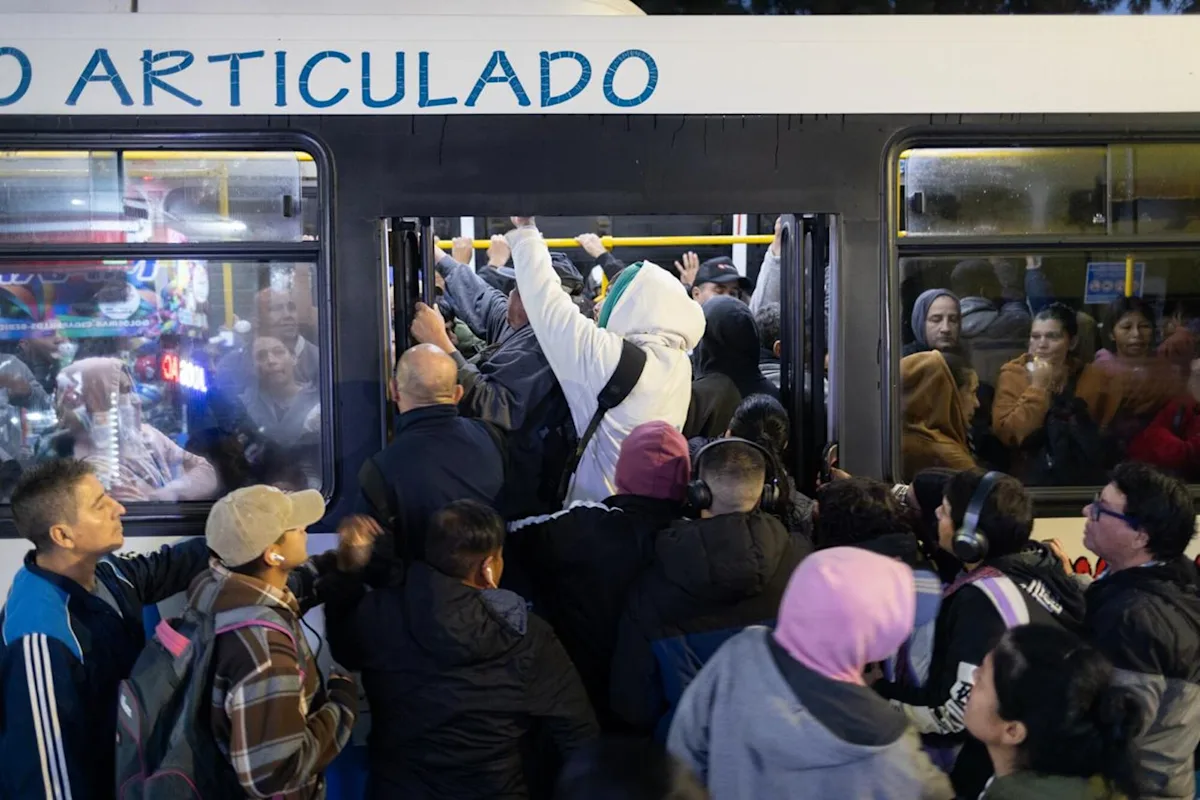 Usuarios registraron demoras y largas filas en puntos clave del AMBA durante la mañana, con impacto directo en los tiempos de traslado en el inicio de la jornada