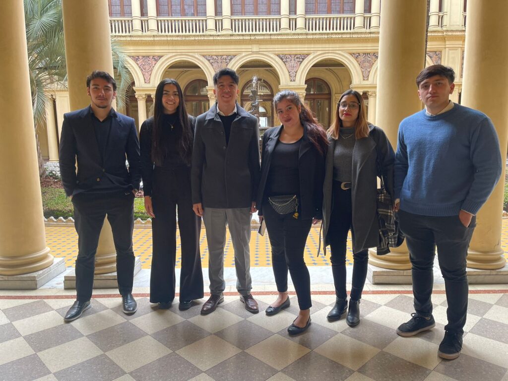 Sebastián Acuña junto a referentes juveniles de La Libertad Avanza, entre ellos Rocío Gómez y la diputada bonaerense Geraldine Calvella.