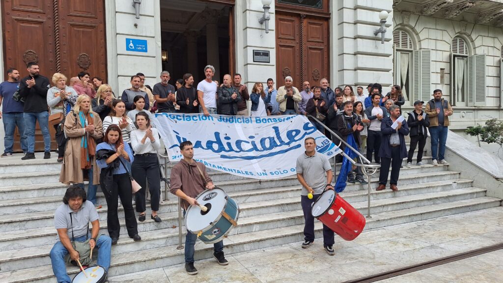 Los judiciales bonaerenses de la AJB anunciaron una nueva jornada de protesta para el miércoles, en el marco del conflicto con la Suprema Corte.