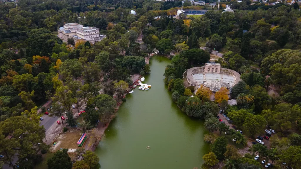 El Paseo del Bosque de La Plata se mantiene en el centro del debate político por su titularidad y el futuro de sus espacios emblemáticos.