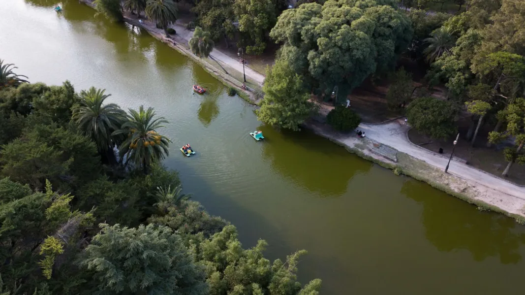 El senador Marcelo Leguizamón apunta a ratificar la titularidad municipal del Bosque platense y pone el foco en el futuro del Teatro del Lago.