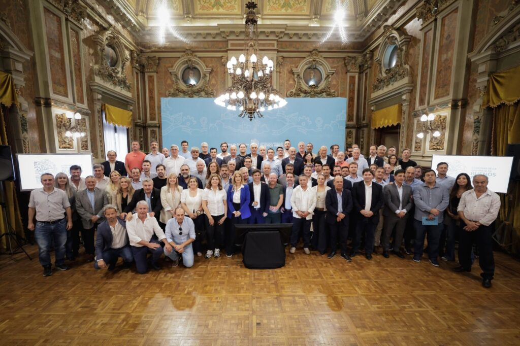 El gobernador Axel Kicillof reunió a intendentes bonaerenses en la Gobernación y anticipó el giro de fondos para aliviar la situación financiera de los municipios.