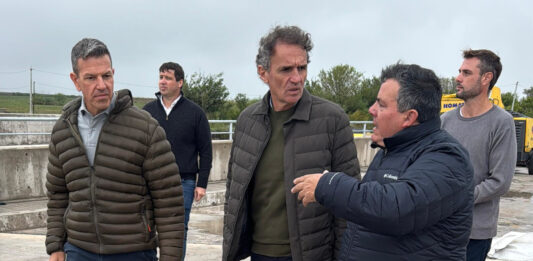 El ministro de Infraestructura bonaerense, Gabriel Katopodis, encabeza este martes junto a intendentes una marcha al Ministerio de Economía por el freno de la obra pública.