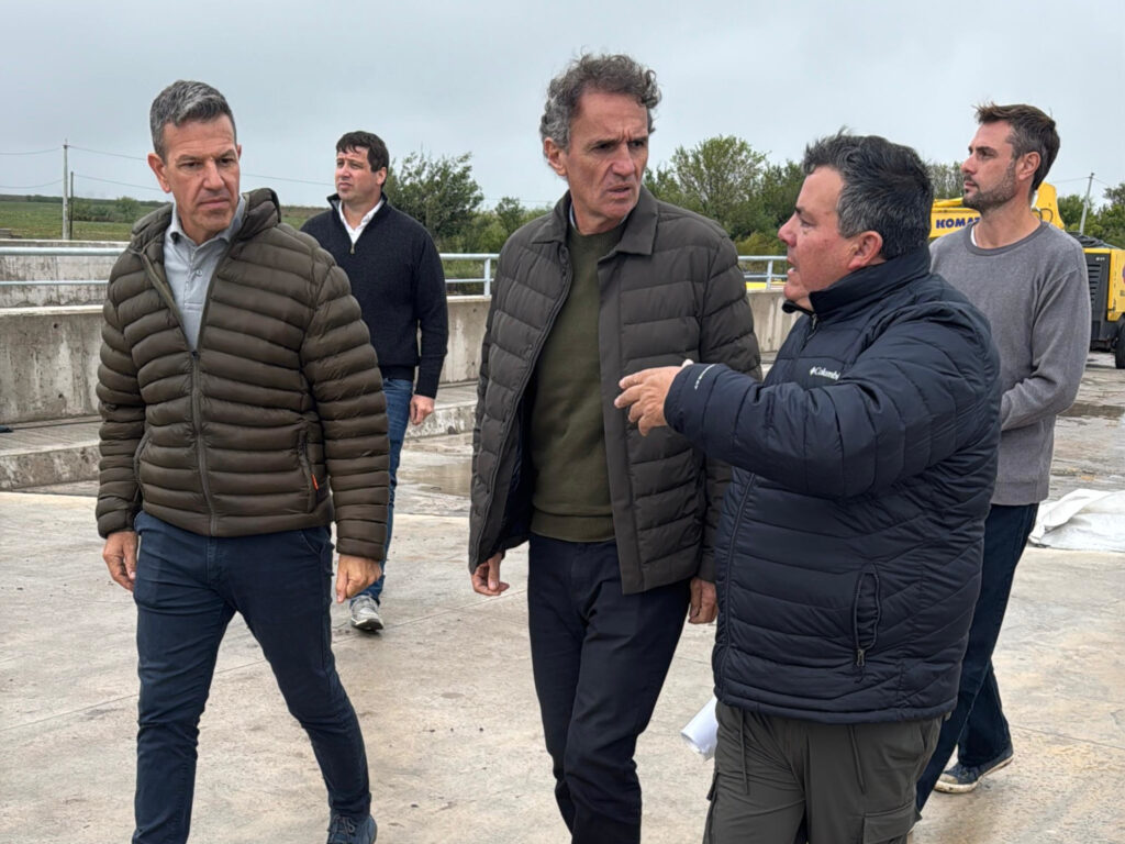 El ministro de Infraestructura bonaerense, Gabriel Katopodis, encabeza este martes junto a intendentes una marcha al Ministerio de Economía por el freno de la obra pública.