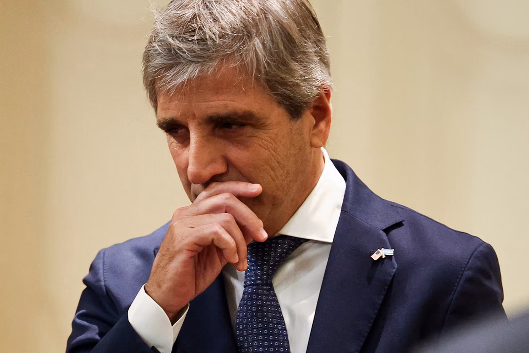 El ministro Luis Caputo enfrenta reclamos por fondos para rutas, mientras Katopodis marcha con intendentes por obras y suba de combustibles.