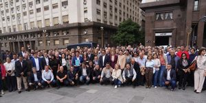 Intendentes peronistas marcharon contra Caputo por el precio del combustible y la falta de obras, con un reclamo federal por fondos viales.