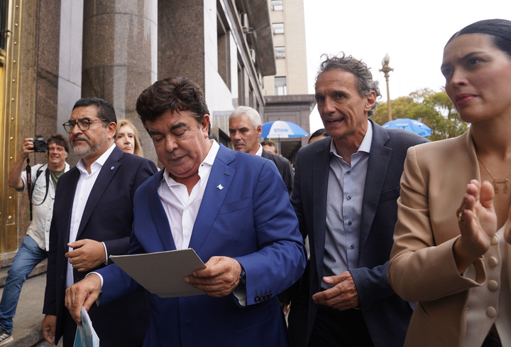 Gabriel Katopodis encabezó la marcha de intendentes frente al Ministerio de Economía y apuntó contra Luis Caputo por el precio del combustible y el freno de la obra pública.