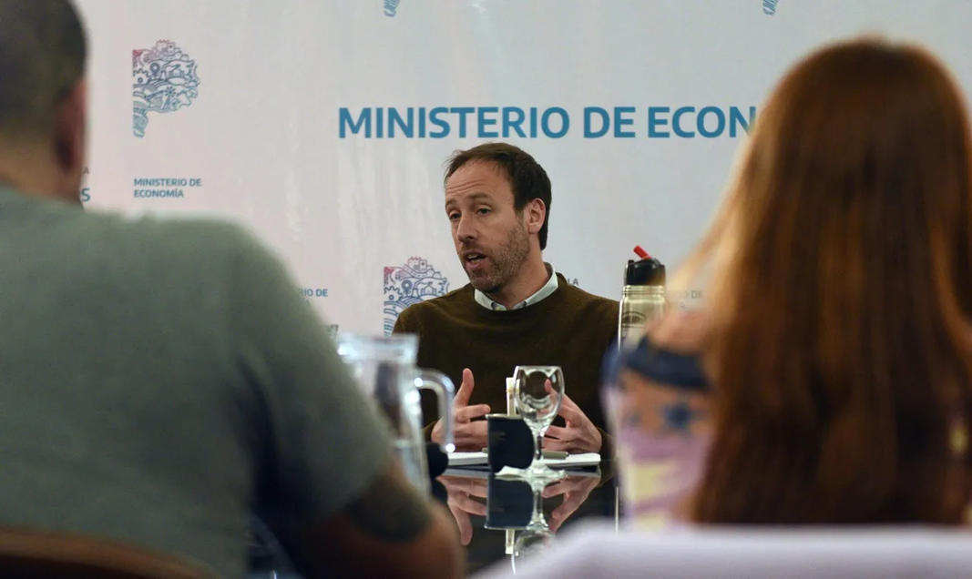 El líder de los senadores libertarios dialoguistas, Sergio Vargas, propuso una reforma de la ley de Coparticipación municipal, que define los fondos para intendentes.