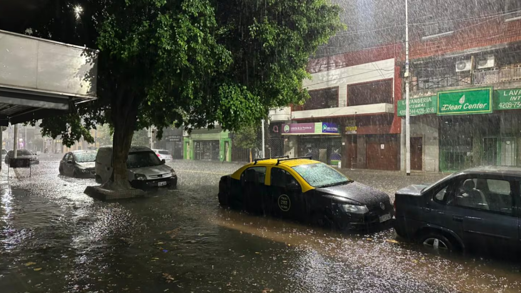 El fuerte temporal en el AMBA dejó lluvias récord, calles anegadas y miles de usuarios sin luz, con alerta vigente en la provincia de Buenos Aires.
