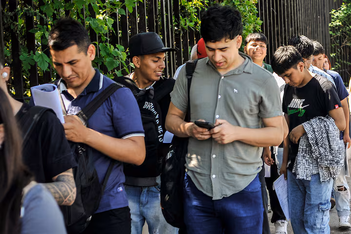 Según datos difundidos por el INDEC, el desempleo juvenil alcanzó el 16% tanto en varones como en mujeres.