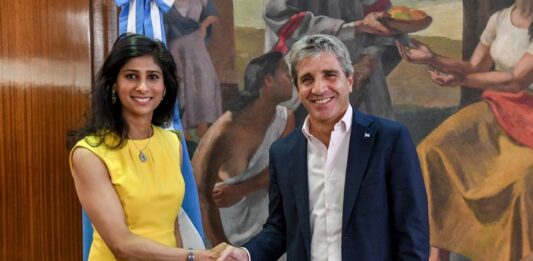 El ministro de Economía, Luis Caputo, aprobó la segunda revisión del acuerdo y el FMI habilitó un nuevo desembolso por USD 1.000 millones. Los detalles.